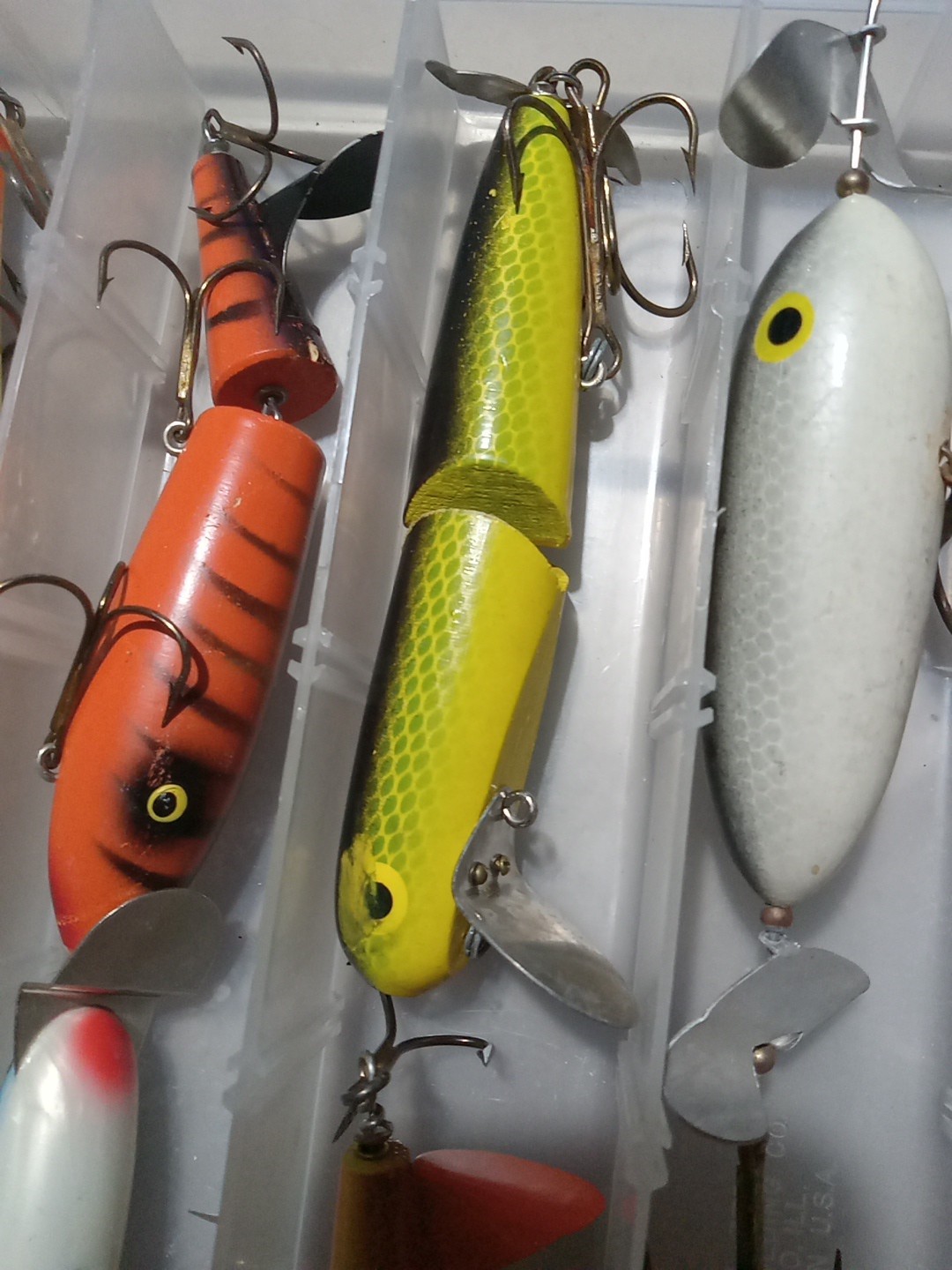 7 Musky Lures In This Flat Box. Large. Great Shape - Image 4