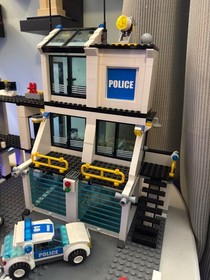 LEGO CITY  7744 Police Headquarters 100% Complete w/Minifigures & Manuals