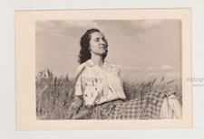 Giovane donna tra campi d'oro persi tra nuvole di abbraccio della natura astr...