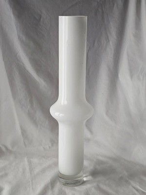 Hohe skulpturale Mid Century Modern weiß gefasste skandinavische Vase