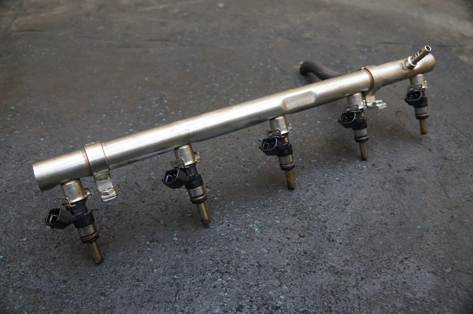 Juego derecho 5 inyectores de combustible y tubo de riel 07L133681AB Audi R8 Lms GT4 2018 Foto 4 de 4