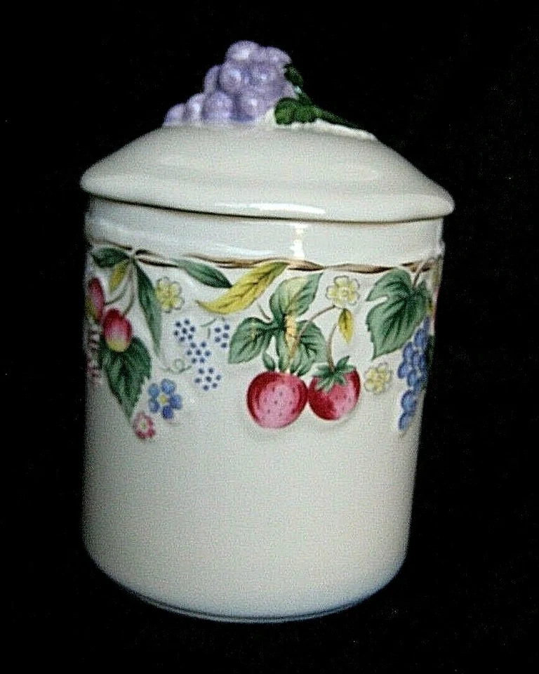 Tarro de gelatina bote con fresas, hojas y flores con tapa cubierta con uvas Foto 3 de 4