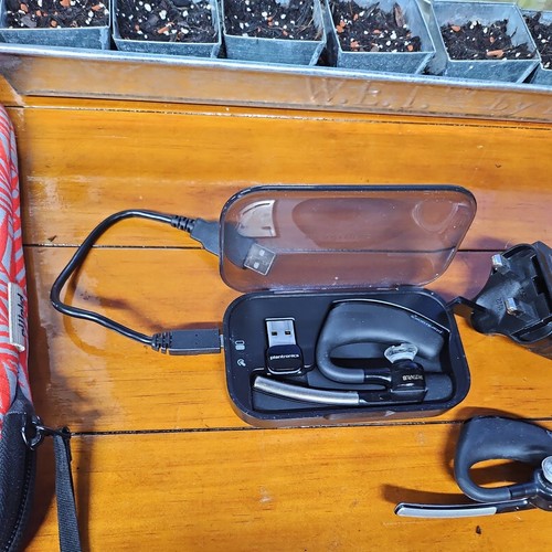 TWO Plantronics Voyager Legend Professional Bluetooth Headsets case and cable - Zdjęcie 2 z 2