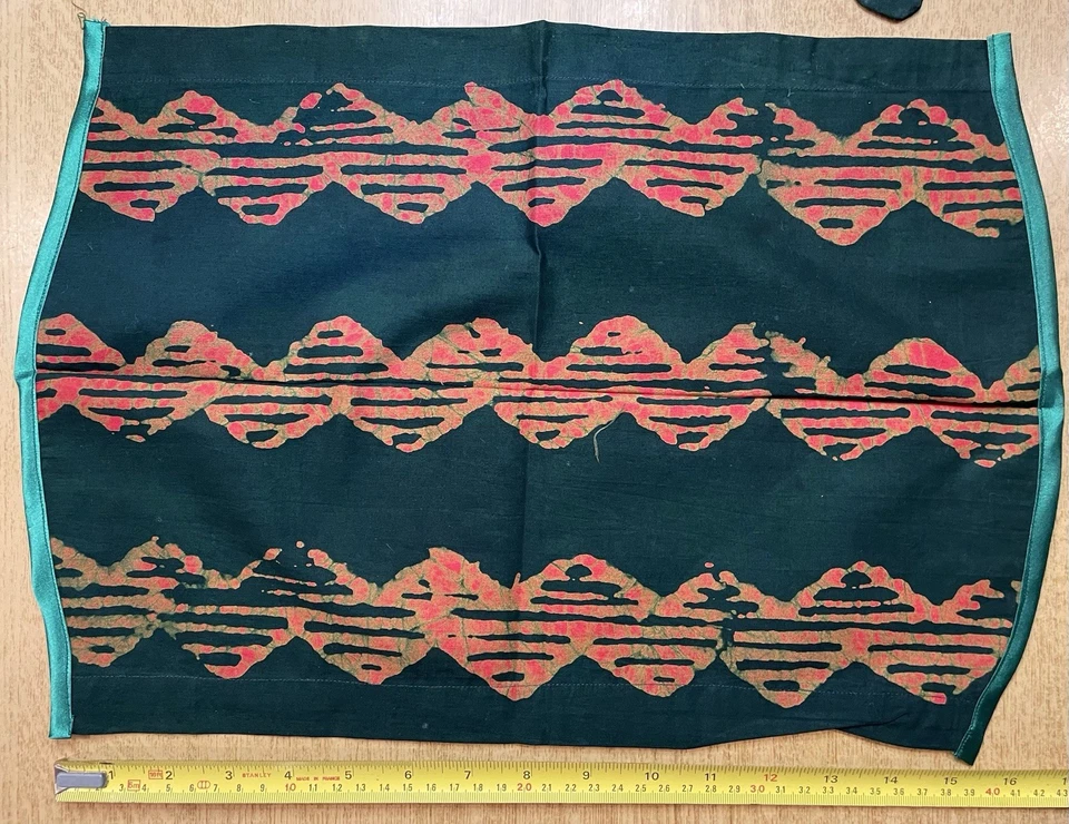 New Vintage Ghana Handmade Batik Table Linen Set 2 His & Hers Aprons Tablecloth - Image 4 of 4