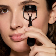 e.l.f. Stainless Steel Eyelash Curler with Ex...