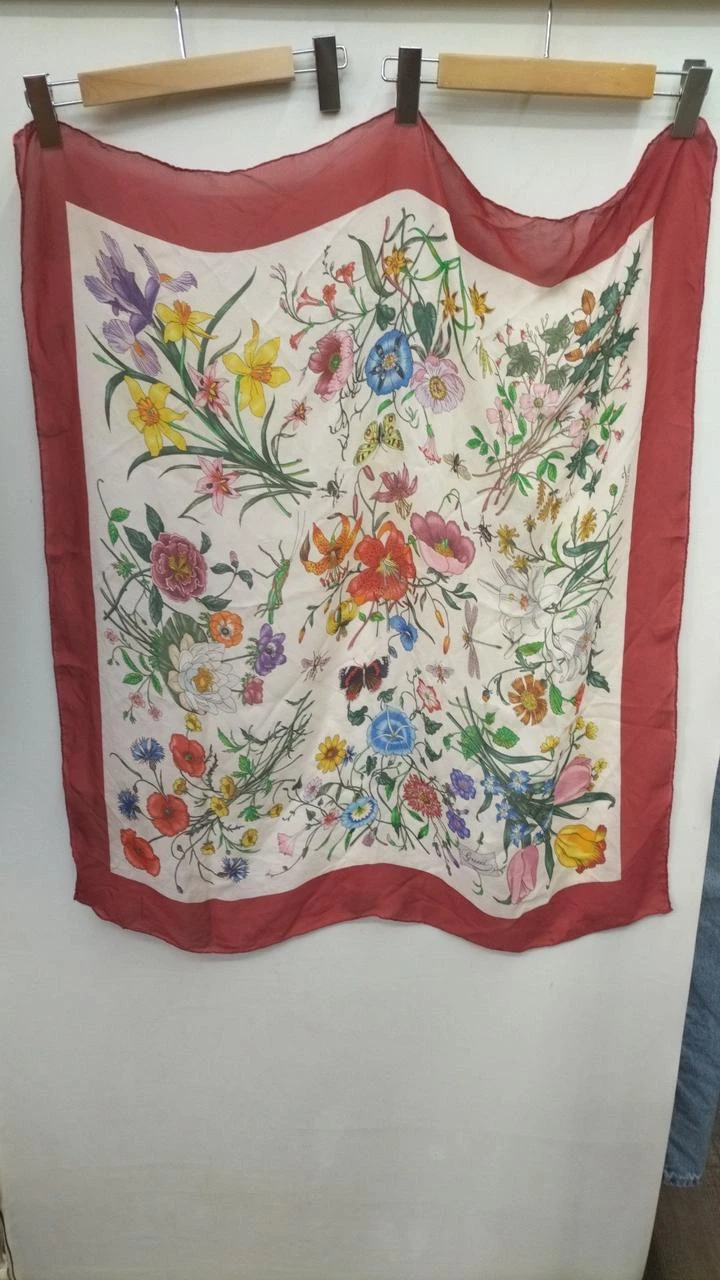 Grande écharpe en soie rouge GUCCI 33,4 pouces
