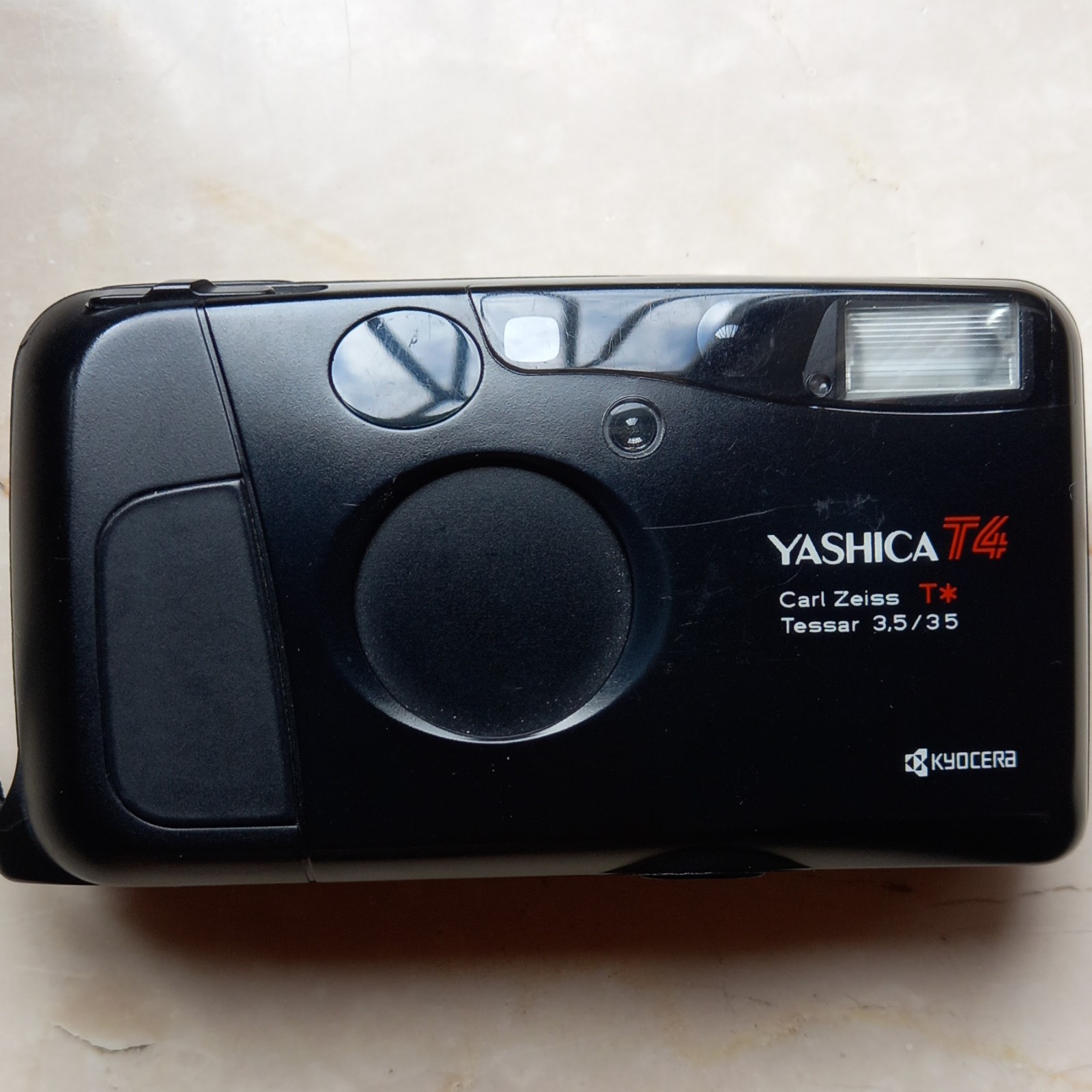 Yashica T4 con Obiettivo Carl Zeiss T* Tessar 35mm f/3.5 – Compatta Analogica