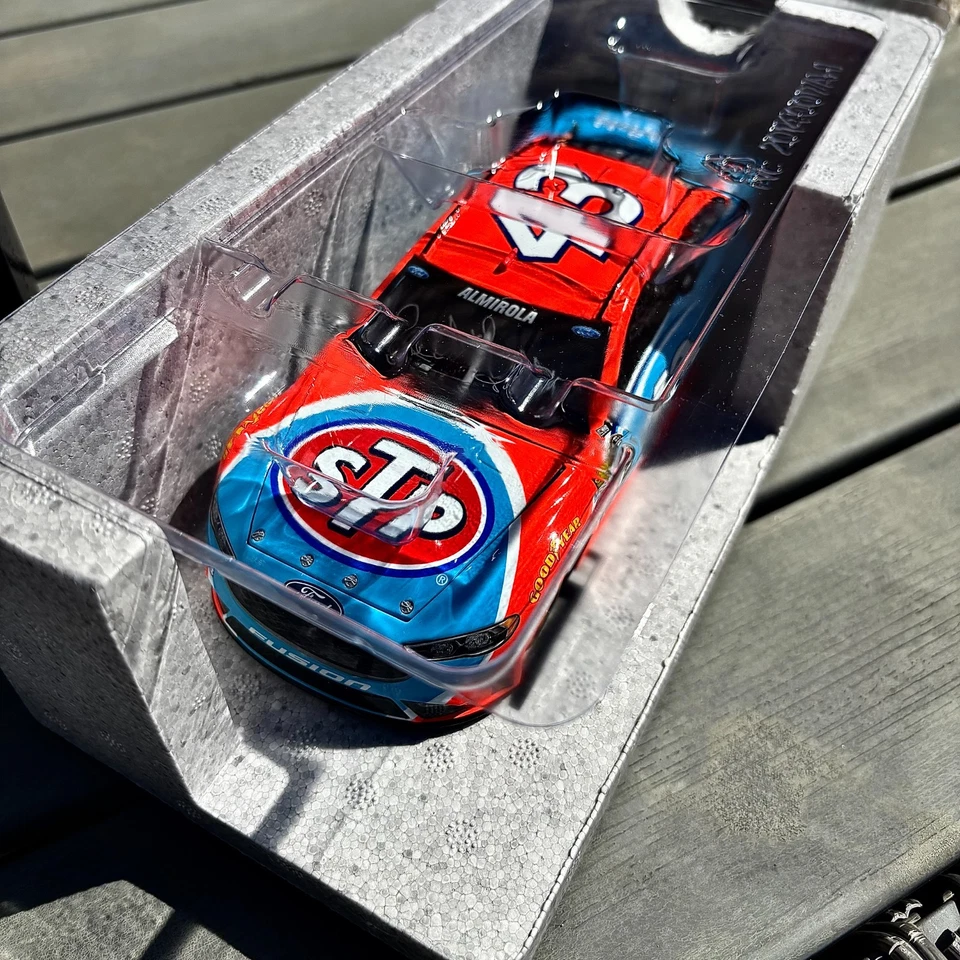 Autografiado por Richard Petty 2016 #43 STP Ford Fusion Diecast 1:24 Aric Almirola Foto 3 de 4