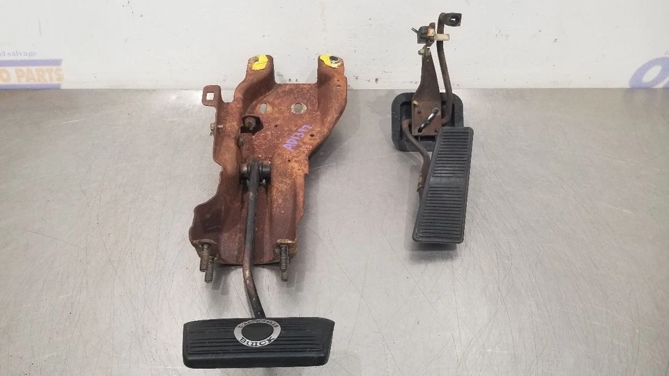 Buick Gran Sport GS 400 1969 gasolina y pedal de freno conjunto par Foto 2 de 4