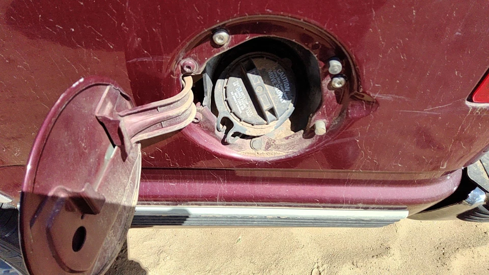 Conjunto de cuello de llenado de combustible GMC Yukon 1998-2000 con tapa de gasolina OEM 15732488 Foto 3 de 4