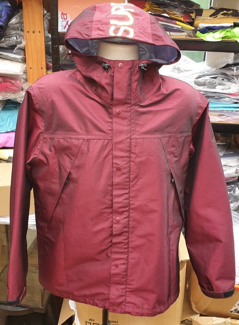 希少S Supreme Iridescent Taped Seam Jaket Supreme Taped Seam Jacket (SS19) - $338