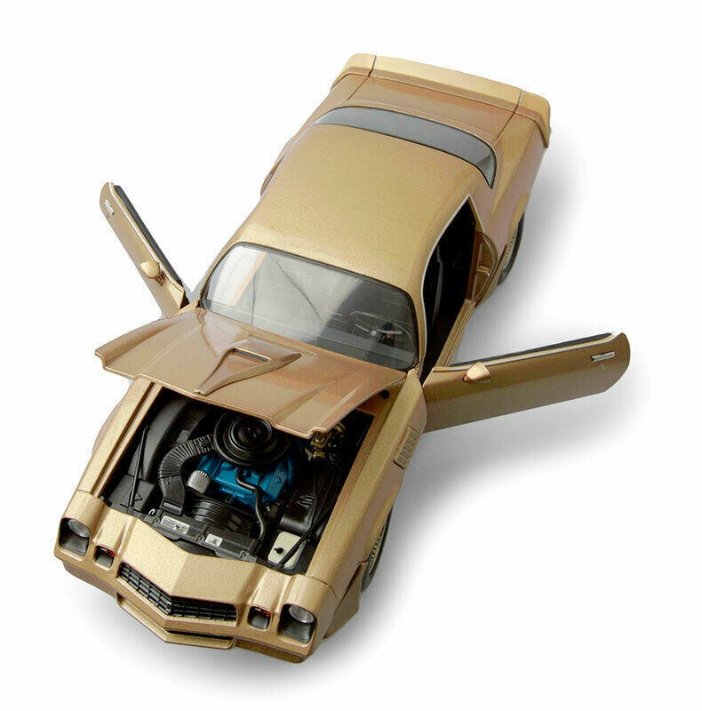 1979 CHEVROLET CAMARO Z28 ミニカー1/18 1979 Chevrolet Camaro Z/28 Gold Terminator 2: Judgment Day