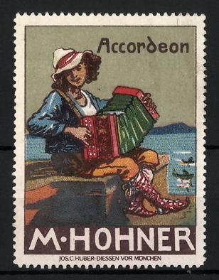 Reklamemarke M. Hohner Accordeon, Mann spielt am Seeufer auf einem Akkordeon 