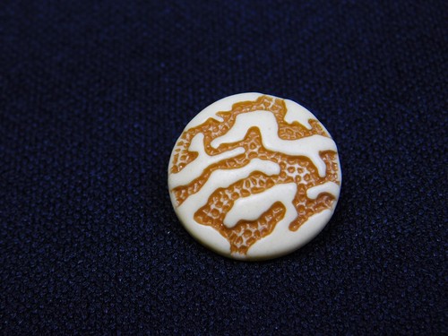 Set of 10 Vintage Carved Cream And Brown Plastic Shank Buttons - Picture 10 of 19