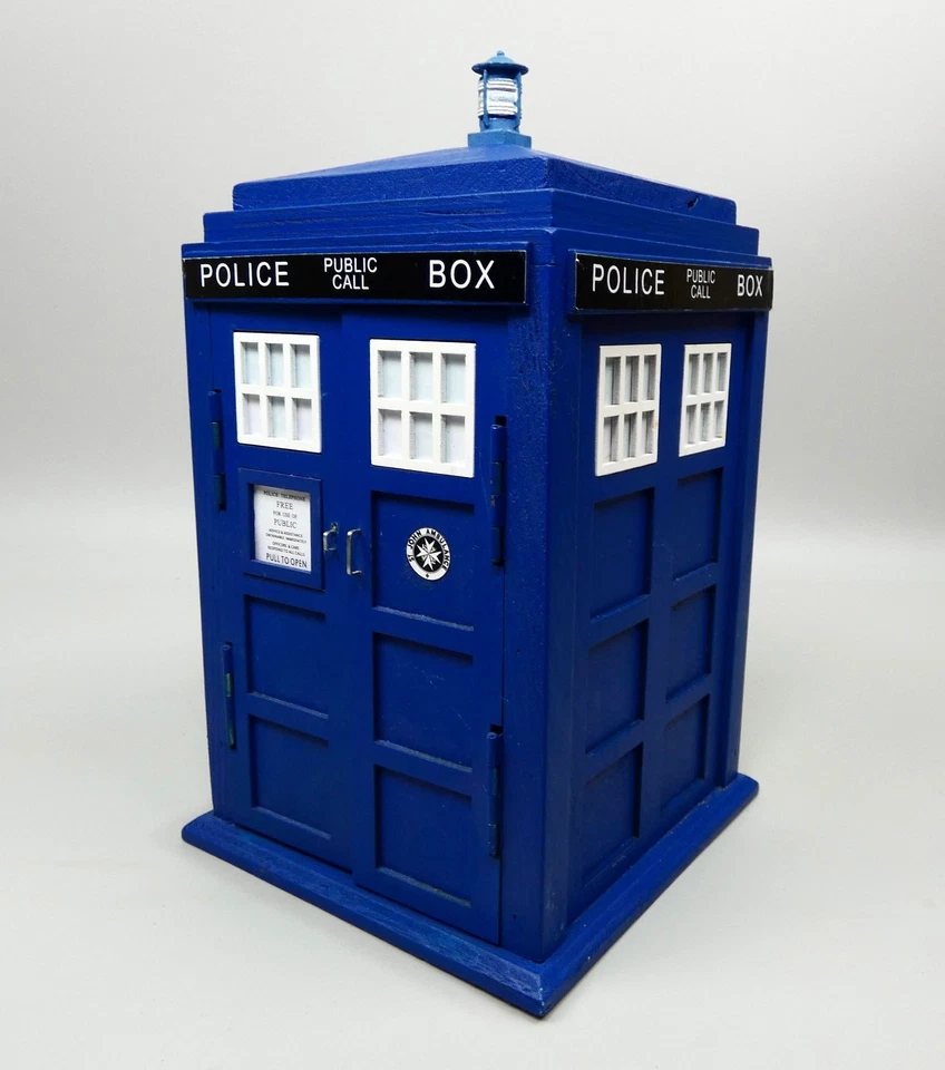Doctor Who TARDIS Wooden Model with Opening Doors and Lid - Very Good Condition - Image 4 of 4