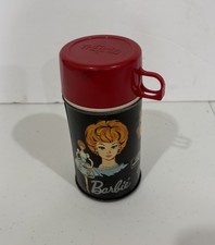 Termo lonchera Barbie 1965 vintage con Barbie cabeza roja, Midge y patrón