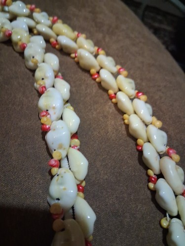 Doublestrand Ni'ihou.                     momi/ kahelelani Shells Hawaiin Lei
