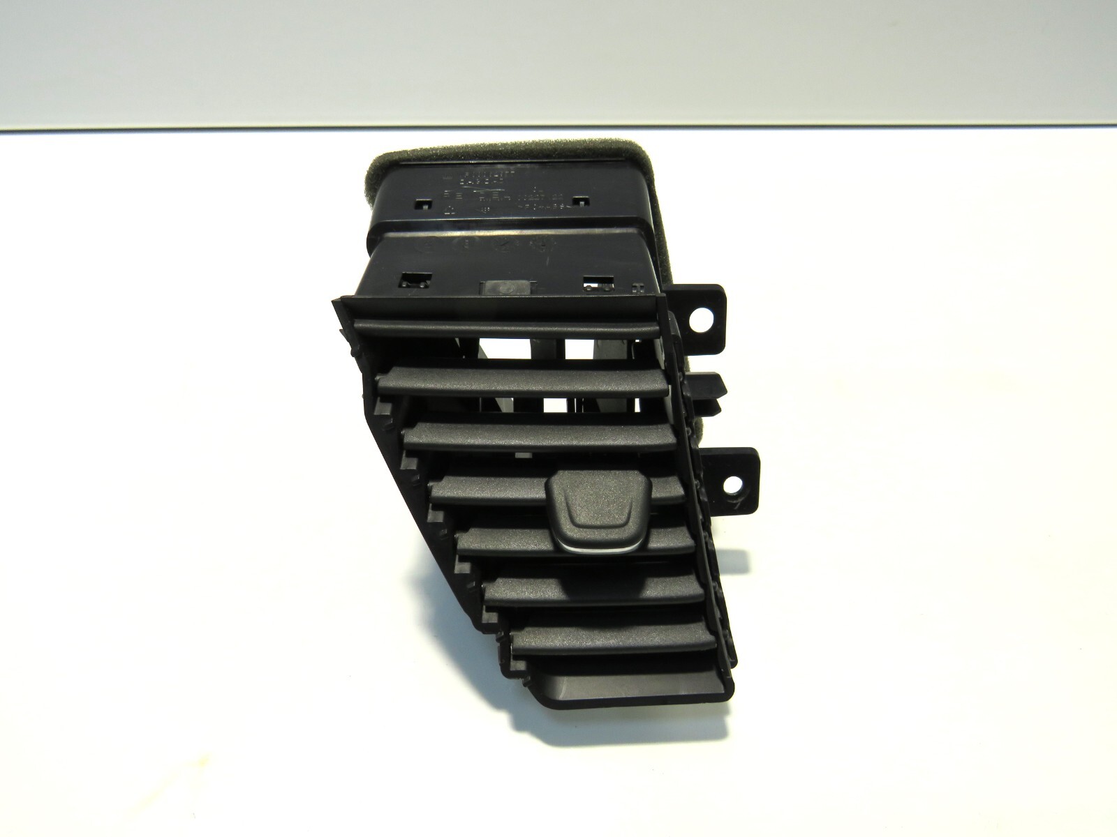 2017-19 Vauxhall Grandland X Nearside Front Center Dashboard Air Vent P7445