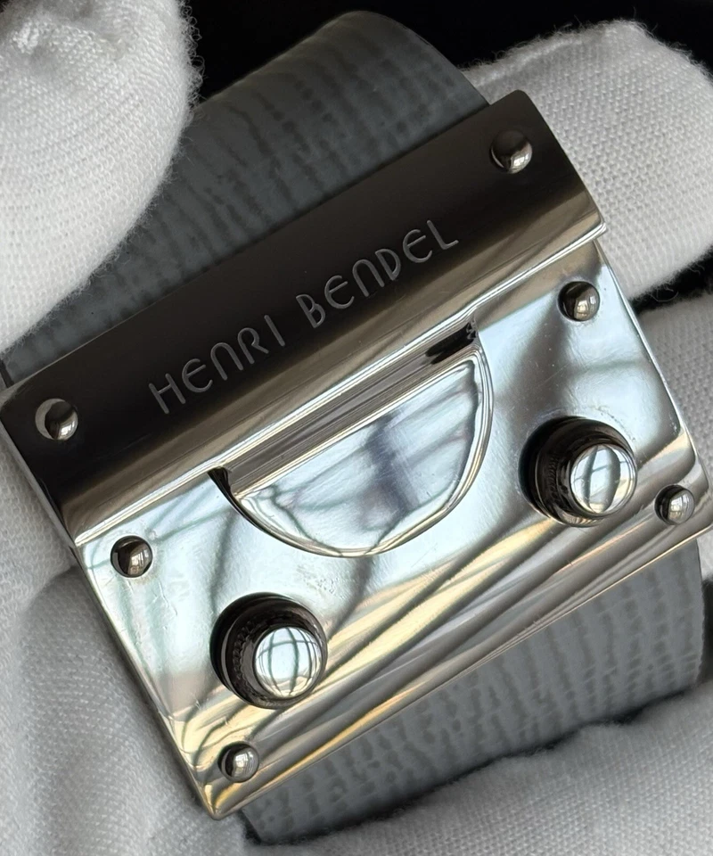 Brazalete Henri Bendel 7,25” ancho gris ovalado envoltura elegante bloqueo a presión seguro67 g Foto 2 de 4