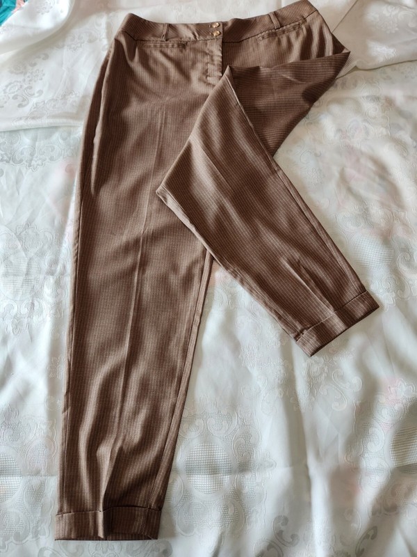 Fabulous White House Black Market Tan/ Cream Pinstripe Pants Size 8R NWT **LOOK*