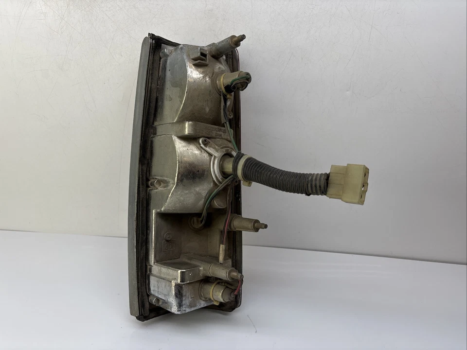 Luz trasera izquierda Isuzu Trooper 1990 lado del conductor Foto 4 de 4