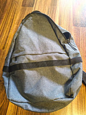 bag2go Rucksack Grau mit Reißverschluss und gepolsterten Schultergurten