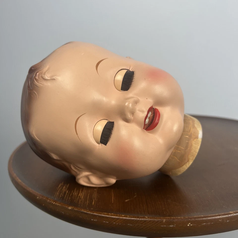 Cabeza de muñeca bebé ojos verdes parpadeantes de plástico duro vintage de los años 50 con boca abierta Foto 3 de 4