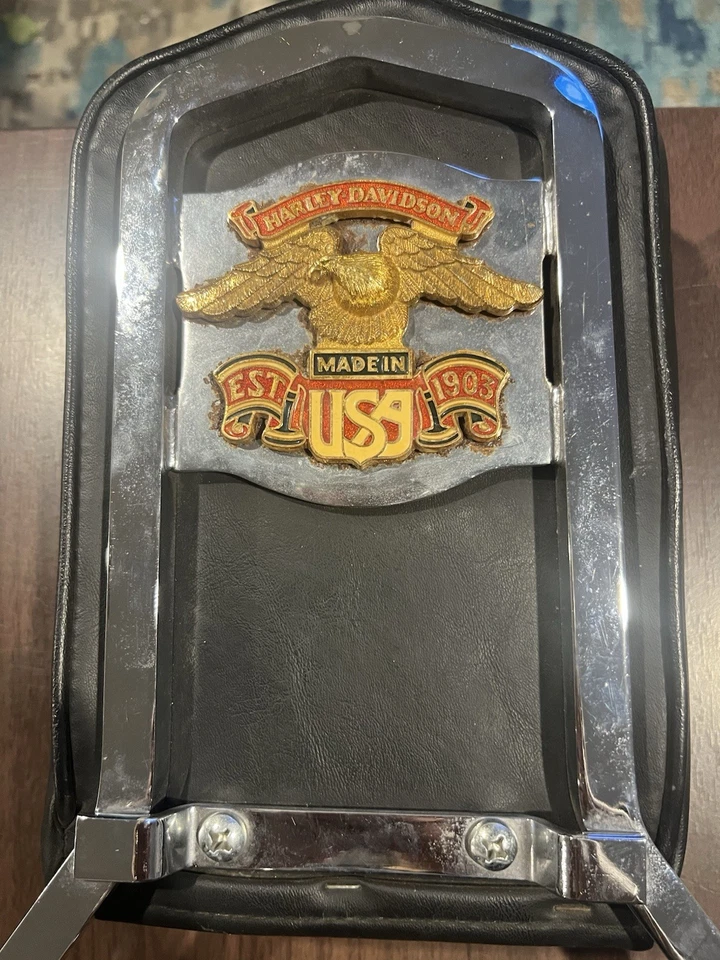 Assento Harley Davidson Chrome 1994 Sissy Est 1903 couro preto alado dourado - Imagem 3 de 4