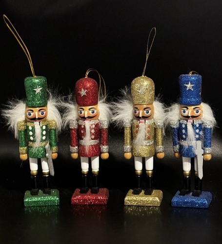 Global International Holiday Traditions 5,5 Zoll Nussknacker-Ornamente ~ 4er-Set