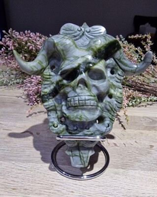 Jade Kristall Schädel mit Widderhörnern auf Ständer 657g, handgeschnitzt Totenkopf Schnitzerei 
