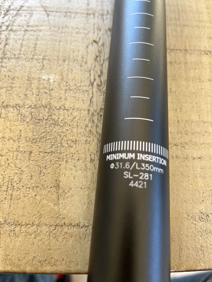 TIJA DE SILLÍN DE ALEACIÓN FSA GOSSAMER 31,6X350 mm SB-20 NEGRA 365 G NANO ABRAZADERA PERNO ÚNICO Foto 4 de 4