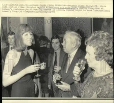 1975 Press Photo Actress Diana Rigg chats with Harold and Mary Wilson in London