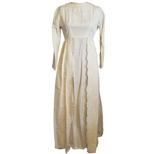 Vestido de novia vintage pequeño marfil encaje cuentas ribete cuello redondo mangas largas botones