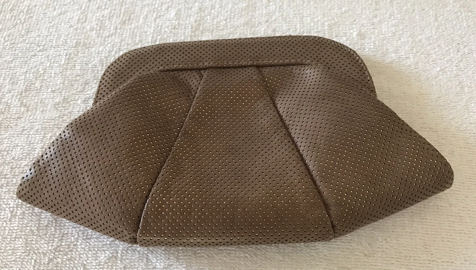 Elegante bolso de mano LAUREN MERKIN para mujer de cuero perforado chocolate con leche 11”X 6” Foto 3 de 4