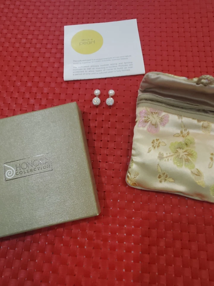 Pendientes colgantes Honora de perlas cultivadas con botones y cuentas de cristal blancos Foto 4 de 4