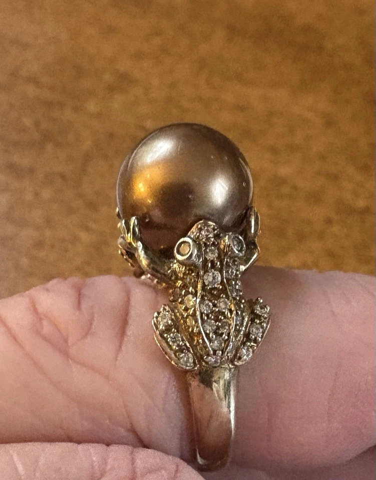 Anillo PERLA CHOCOLATE CON RANAS SOSTENIÉNDOLO!! Talla Sterling 7 Foto 2 de 4