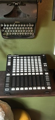 Native Instruments MASCHINE JAM Production and Sequencing Performance Instrument