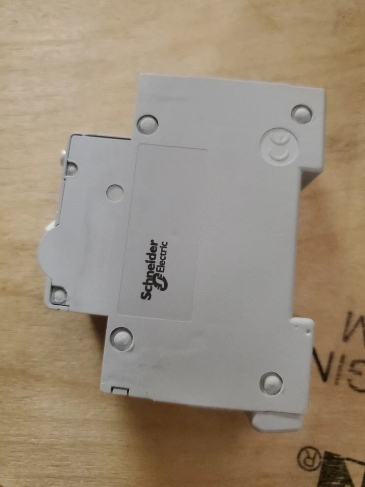 DISJONCTEUR DIFFERENTIEL 16A 30mA MERLIN GERIN SCHNEIDER ELECTRIC 16 AMPERE DT40 - Photo 2/2