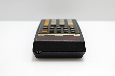 Vintage Texas Instruments TI-1250 électronique De Base Calculatrice Mathématique Introduit En 1975 Sur Un Vieux Bureau En Bois Eydr2b