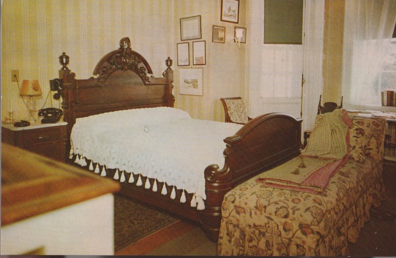 Vintage  Postcard HYDE PARK NY   FRANKLIN D. ROOSEVELT'S BEDROOM   UNPOSTED