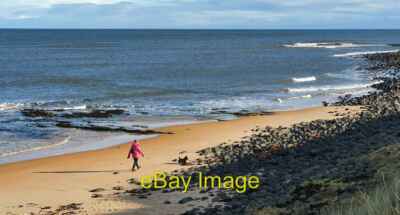 Foto 6x4 Embleton Bay Northumberland Ein Dogwalker auf einem sonnigen November da c2021