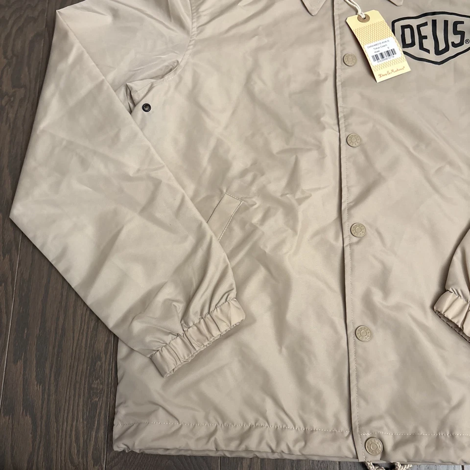 NUEVO CON ETIQUETAS Chaqueta Deus Ex Machina Tokyo Coach Caqui Para Hombres Motocicleta Sobrecamisa Pequeña NUEVA Foto 4 de 4