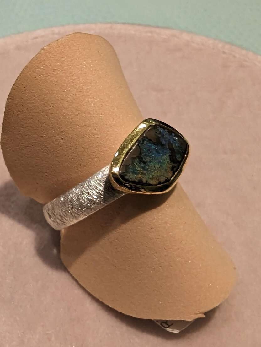 Anillo de mate helado hecho a mano para mujer plata de ley 925 chapado en oro con ópalo de boulder