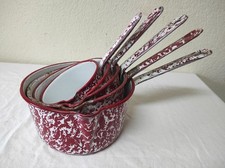 Série de 5 Casseroles anciennes en tôle émaillée Marbré rouge