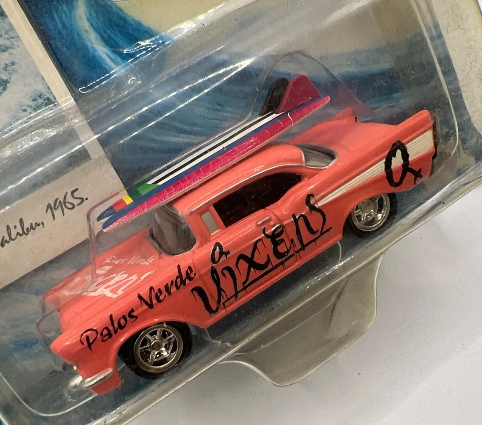Johnny Lightning Surf Rods '57 Chevy "Palos Verde Vixens" con tablas de surf Foto 2 de 4