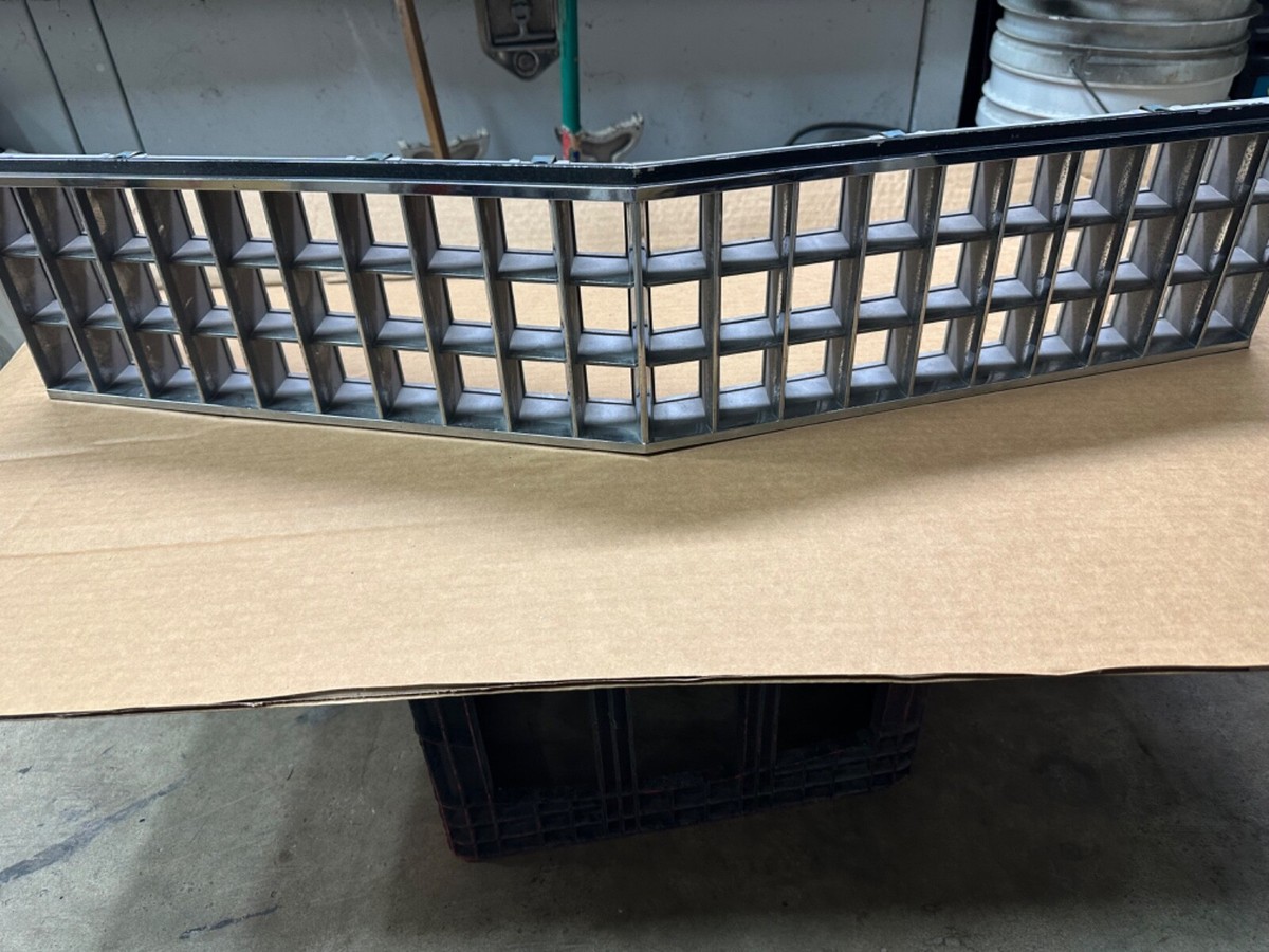 Cadillac キャデラック　クロームグリル 純正 1977-1978-1979 Cadillac DeVille OEM Front Grill Chrome GM 1611929