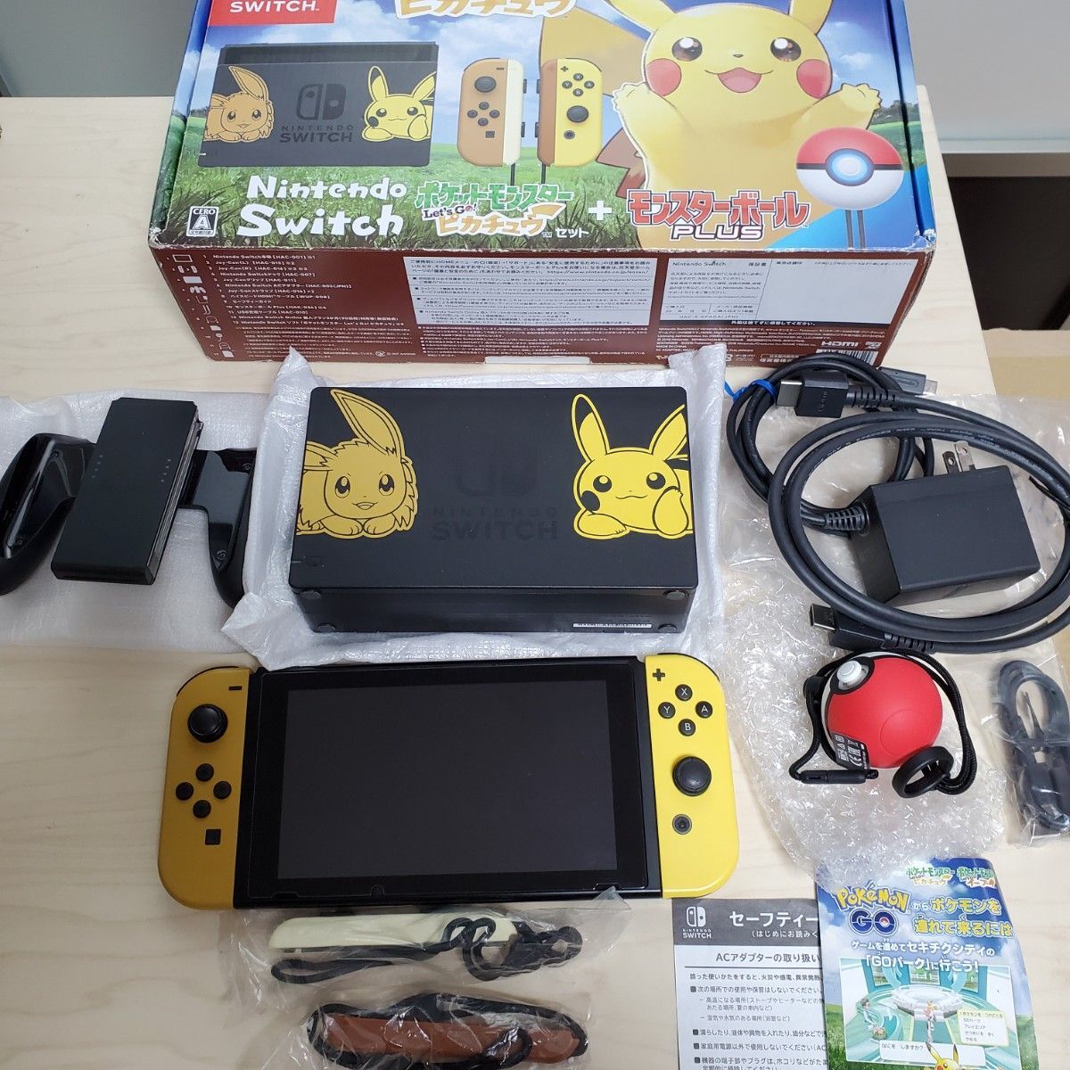 Nintendo Switch Pokemon Let's Go Pikachu and Eevee! Edition