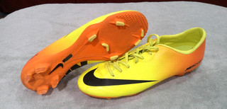 Botines de fútbol Mercurial Victory para hombre talla 13 voltios cítricos en muy buena condición