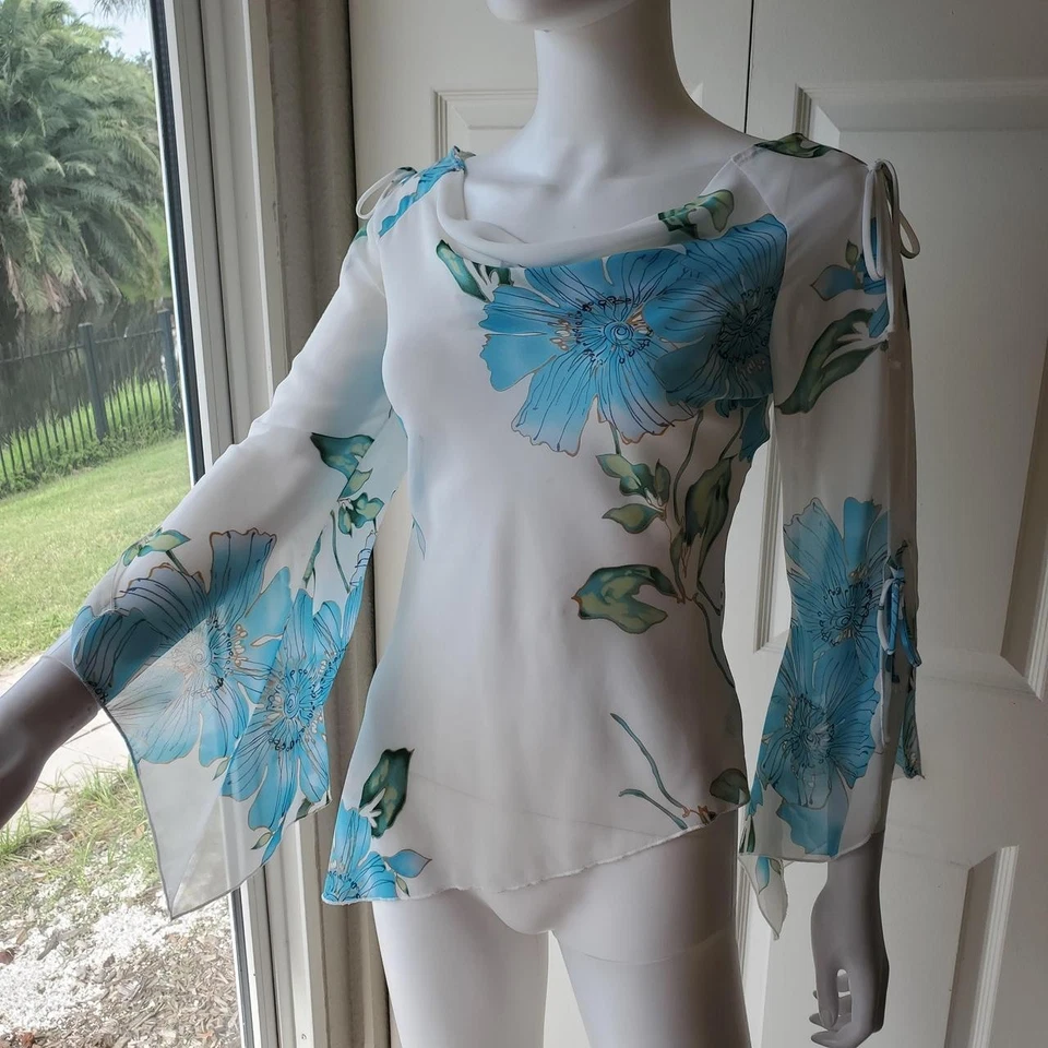 Top de manga larga Forever 21 Y2k blanco y azul transparente con estampado floral Foto 4 de 4