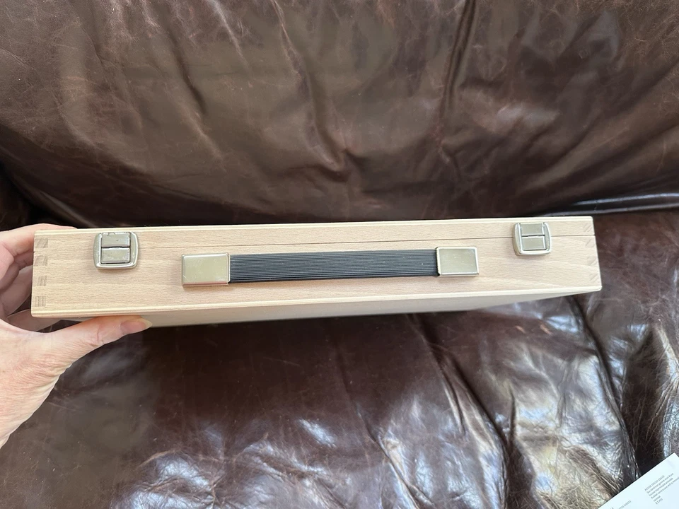 Caja de exhibición de estante/escritorio CHANEL estuche de madera con mango + fotos originales de lona CC Foto 4 de 4